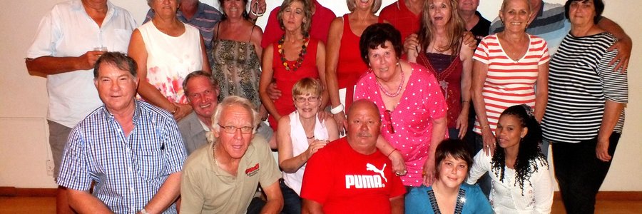 â€˜n Groot groep lede (en gaste) van die Birkenhead Boothengelklub tydens hulle eerste sosiale Woensdagaand in die klubhuis